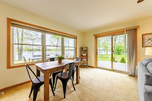 Dining - Cozy Lakefront Home, Minutes from Lake MI, 2 Bedrooms, 2 Bathrooms. Sleeps 6 (Manistee)