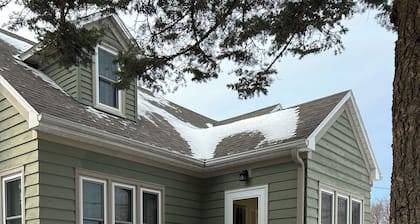 4-bedroom house in adorable Clear Lake with AC, WiFi. Enjoy your stay