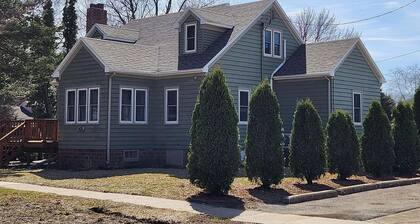 4-bedroom house in adorable Clear Lake with AC, WiFi. Enjoy your stay