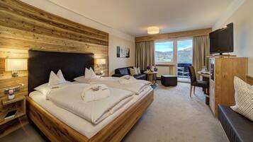 Deluxe Double Room | Minibar, in-room safe, desk, iron/ironing board