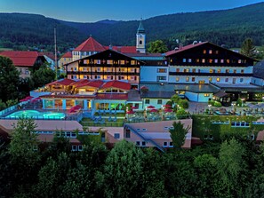 Un hôtel doté d'une piscine, d'un espace extérieur aménagé et offrant une vue sur les montagnes.