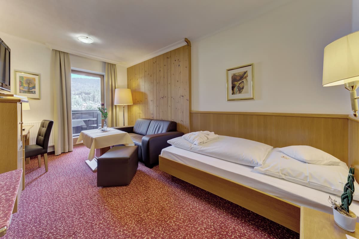 Yhden hengen comfort-huone | Minibaari, tallelokero huoneessa, työpöytä, silitysrauta/-lauta
