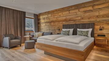 Deluxe Double Room | Minibar, in-room safe, desk, iron/ironing board