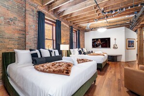 4 slaapkamers, een strijkplank/strijkijzer, reisbedje, gratis wifi