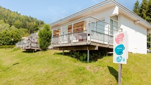 Un bâtiment moderne doté d’un balcon et d’une enseigne indiquant les équipements disponibles, tels qu’une réception, une douche et une politique d’acceptation des animaux de compagnie.