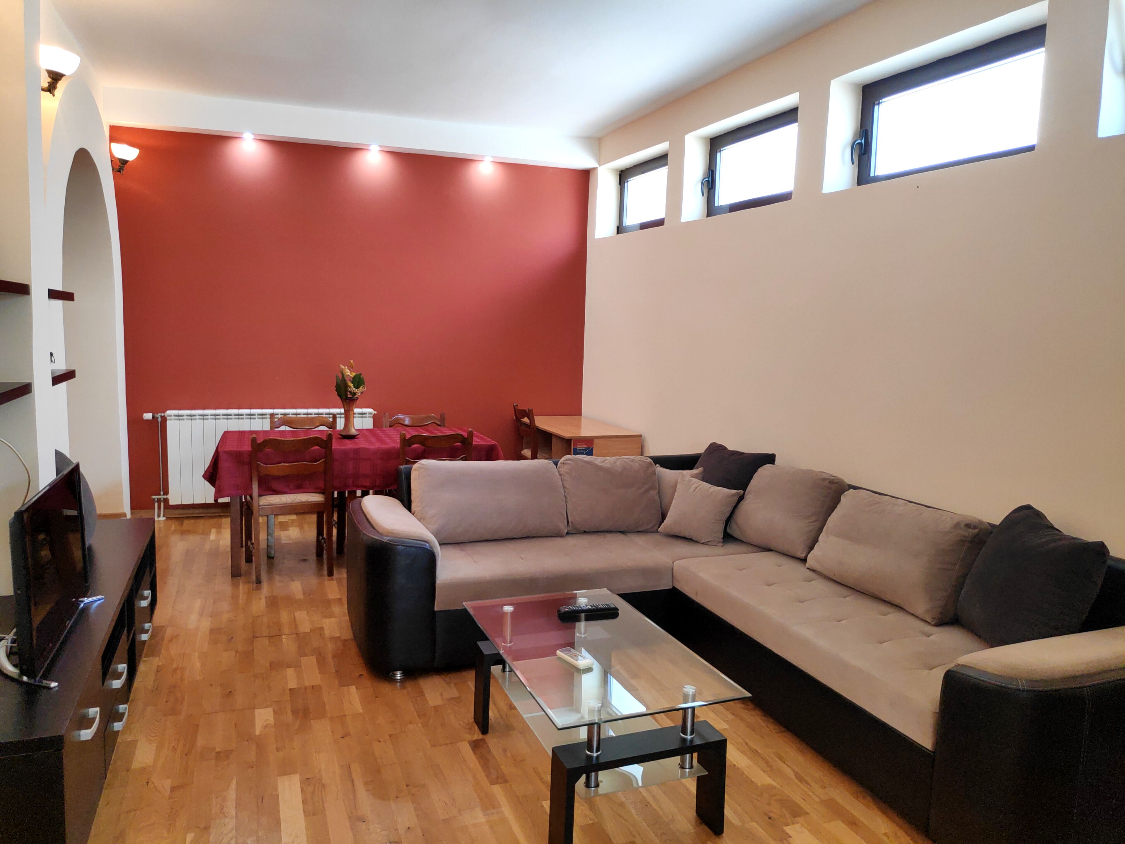 标准公寓, 2 间卧室 | 起居区 | 32-英寸LED 电视（配备数码频道）