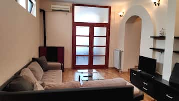 Apartamento standard, 2 quartos | Área de estar