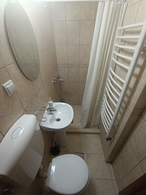 Standard-Apartment, 2 Schlafzimmer | Badezimmer | Handtücher, Seife, Toilettenpapier