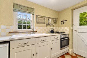 Refrigerador, horno, silla alta para bebés