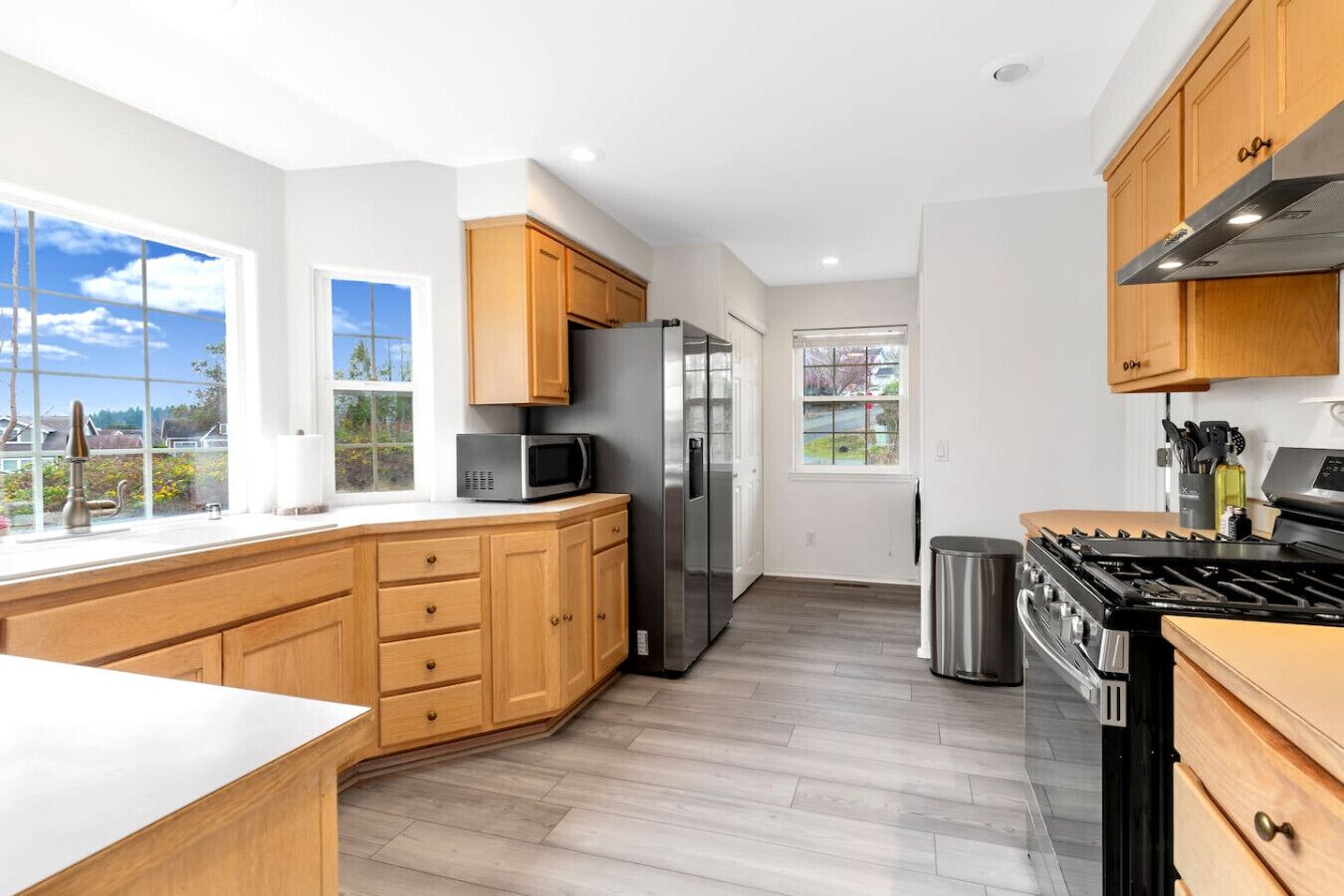 Køleskab, mikrobølgeovn, ovn, kogeplade