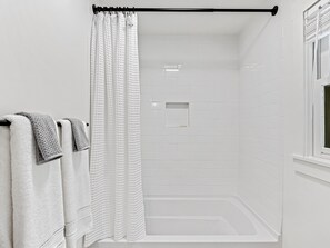 Shower, towels - Mountain Retreat with a view (Lake Toxaway)