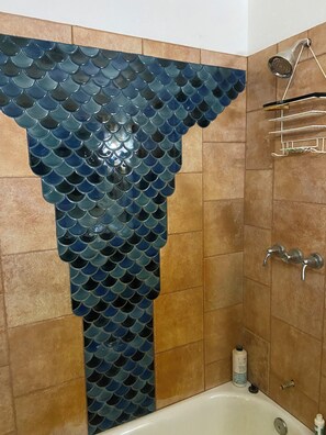 Douche, serviettes fournies, savon, papier toilette