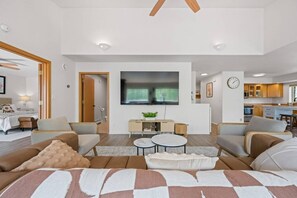 4 habitaciones, escritorio y tabla de planchar con plancha