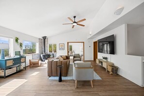 Smart TV, chimenea y libros