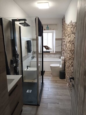 Dusche, Bidet, Handtücher, Seife