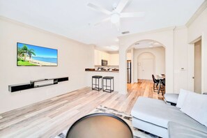 Apartment - Family Fun Condo: Pool, Hot Tub, Saunanear Disney (Winter Garden)