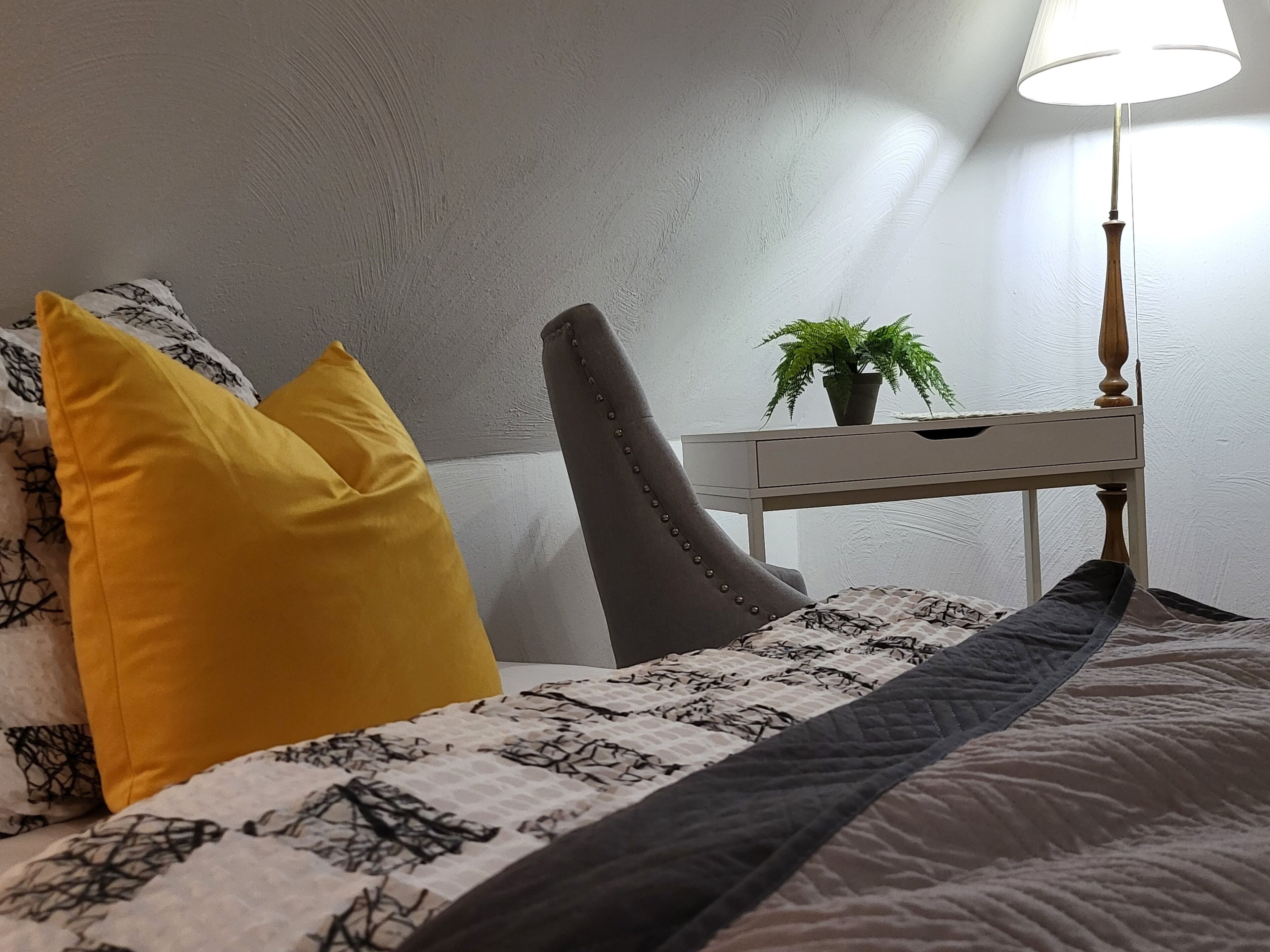 Tabla de planchar con plancha, wifi y ropa de cama 