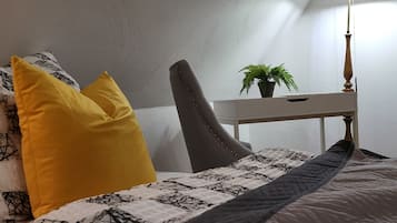 Tabla de planchar con plancha, wifi y ropa de cama