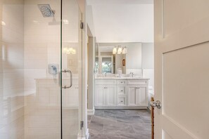 Dusche, Haartrockner, Handtücher