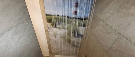 Dusche, Haartrockner, Handtücher, Toilettenpapier