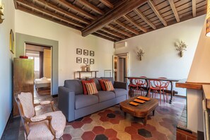 Una Smart TV, una chimenea