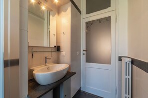 Regadera, secadora de cabello, bidet, toallas 