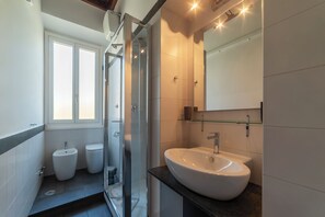 Een douche, een haardroger, een bidet, handdoeken