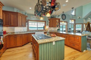 Micro-ondes, lave-vaisselle, cafetière/bouilloire, grille-pain