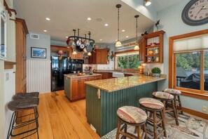 Mikrowelle, Geschirrspüler, Wasserkocher mit Kaffee-/Teezubehör, Toaster