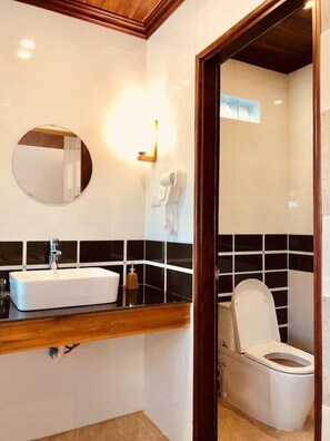 Bathroom - Merry Riverside Hotel (Luang Prabang)