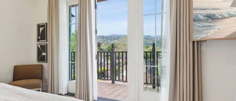 Iron/ironing board, travel crib, WiFi, bed sheets