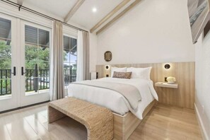 Iron/ironing board, travel crib, WiFi, bed sheets - Casa Riviera 27 - Boutique Suites (Santa Barbara)