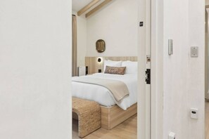 Iron/ironing board, travel crib, WiFi, bed sheets - Casa Riviera 27 - Boutique Suites (Santa Barbara)