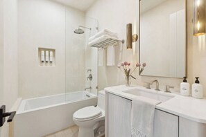 Produtos de toalete biodegradáveis, secador de cabelo, toalhas de banho 