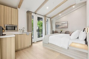 Iron/ironing board, travel crib, WiFi, bed sheets - Casa Riviera 28 - Boutique Suites (Santa Barbara)