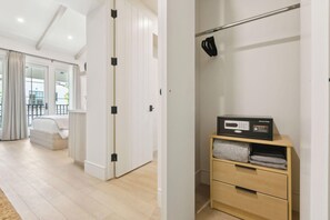 Bügeleisen/Bügelbrett, Reisekinderbett, WLAN, Bettwäsche
