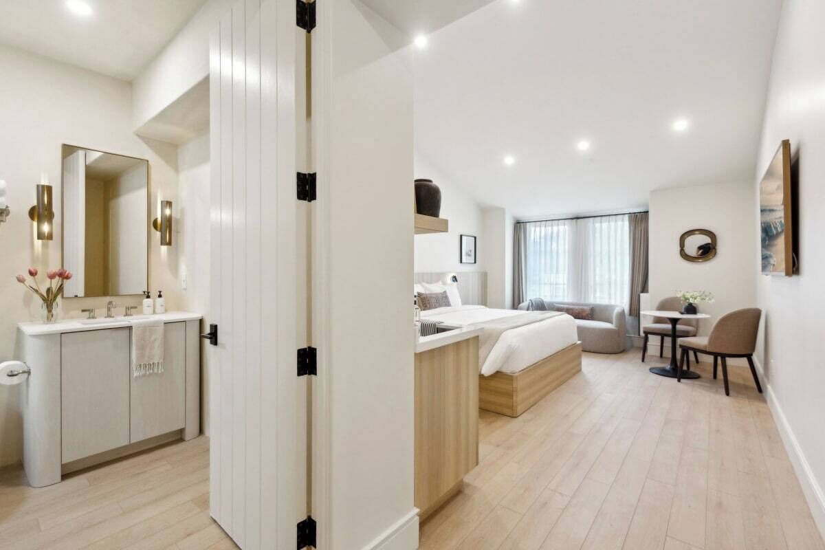 Een strijkplank/strijkijzer, reisbedje, wifi, beddengoed