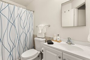 Secadora de cabello, toallas, jabón, papel de baño 