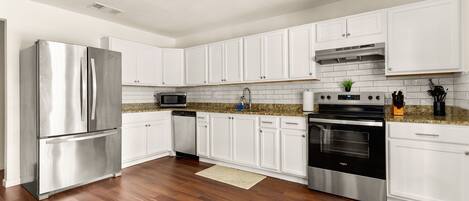 Refrigerador, microondas, horno y parrilla de estufa