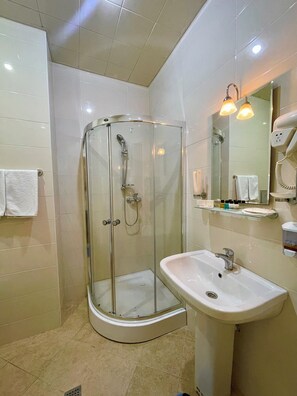 Shower, hair dryer, slippers, towels - Chukhur Gabala Museum Hotel (Gabala)