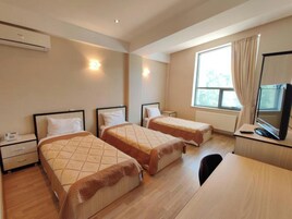 Habitación triple estándar, vistas al jardín | Caja fuerte, cortinas opacas, sistema de insonorización