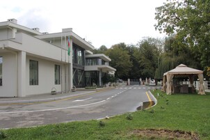 Un edificio moderno con techo plano, ventanas amplias y un asta de bandera.