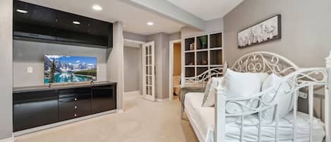 Townhome, Multiple Beds, Kitchen, Garden View (6714 Antigua Drive (Unit 38))