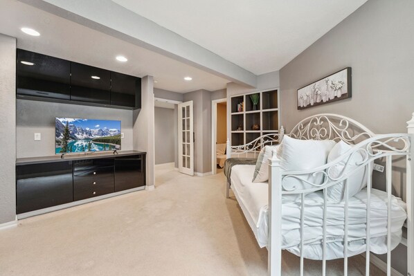 Residenza, letti multipli, cucina, vista giardino (6714 Antigua Drive (Unit 38)) | 2 camere, con stile personalizzato, con arredamento individuale