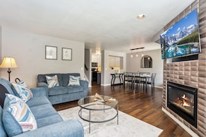 Nhà liên kế, nhiều giường, bếp, quang cảnh vườn (6714 Antigua Drive (Unit 38)) | Khu phòng khách | TV màn hình phẳng 42-inch có truyền hình kỹ thuật số, lò sưởi