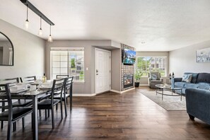 Townhome, Multiple Beds, Kitchen, Garden View (6714 Antigua Drive (Unit 38)) | Dining