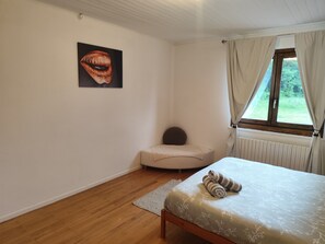 3 makuuhuonetta, silitysrauta/-lauta, ilmainen Wi-Fi, vuodevaatteet