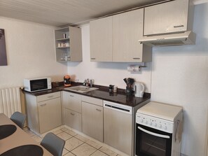 Fridge, microwave, oven, stovetop - Large apartment in the center of a small village near communications,  (Etaux)