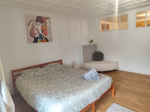 3 bedrooms, iron/ironing board, free WiFi, bed sheets - Large apartment in the center of a small village near communications,  (Etaux)