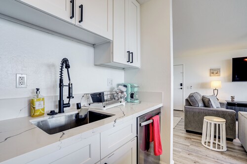 Ocean-view Condo w/ Community Perks in Waianae!